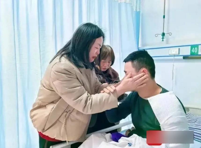 攀男与胞姐重逢。封面新闻 攀男与胞姐重逢。封面新闻