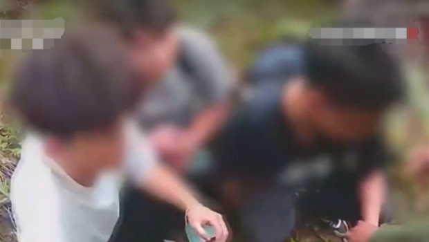 三人结伴欲偷渡出境。央视新闻 三人结伴欲偷渡出境。央视新闻