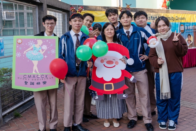 该校师生跟屯门街坊一同庆祝圣诞节。 该校师生跟屯门街坊一同庆祝圣诞节。