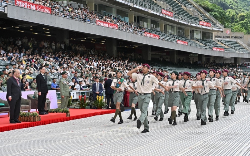 鲁山宏同学担任司令员,带领童军代表队,接受特首检阅。 鲁山宏同学担任司令员,带领童军代表队,接受特首检阅。