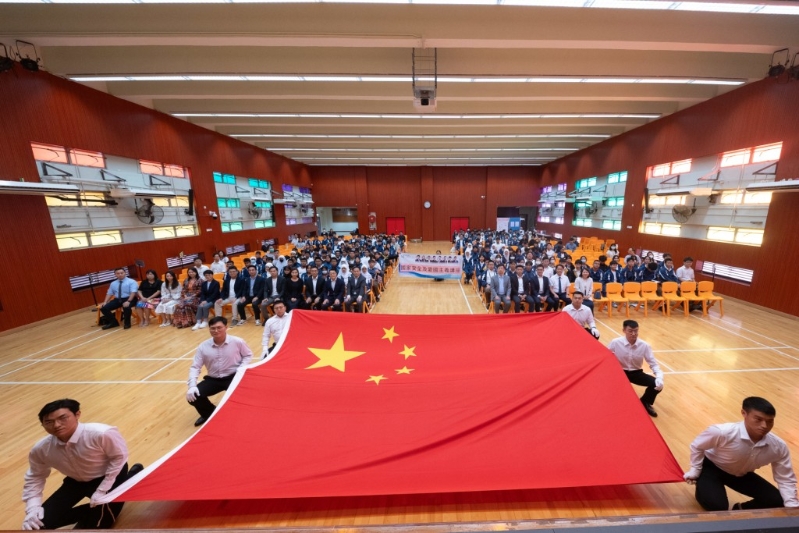 该校定期举办国民教育活动,强化学生对祖国的关注与认同,培养良好的公民意识。 该校定期举办国民教育活动,强化学生对祖国的关注与认同,培养良好的公民意识。