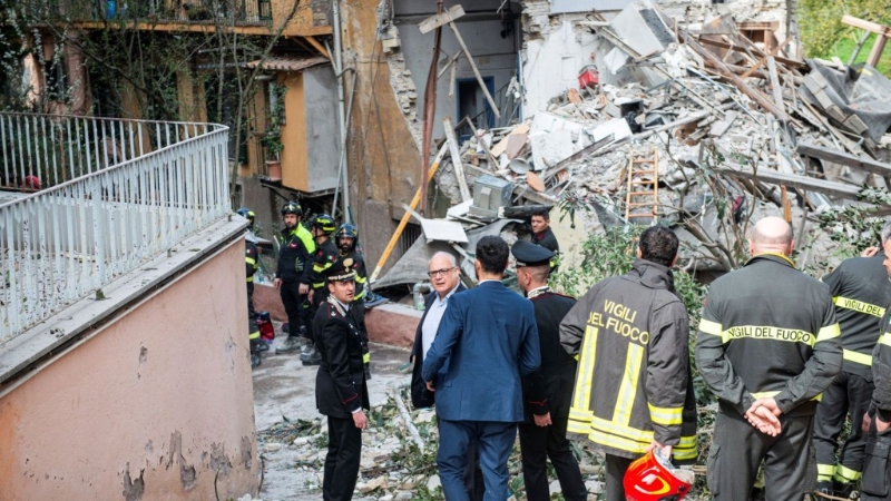 罗马市长瓜尔蒂里到场视察。 美联社 罗马市长瓜尔蒂里到场视察。 美联社