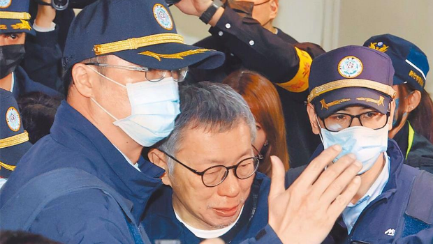 民众党前主席柯文哲(中)被控贪污、侵占、背信等罪,于20日开庭。 民众党前主席柯文哲(中)被控贪污、侵占、背信等罪,于20日开庭。