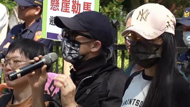 亚亚老公(左)首发声 亚亚老公(左)首发声