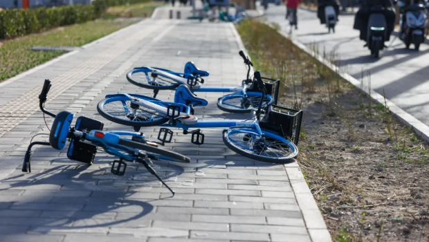 路旁停靠车辆被大风刮倒。 路旁停靠车辆被大风刮倒。