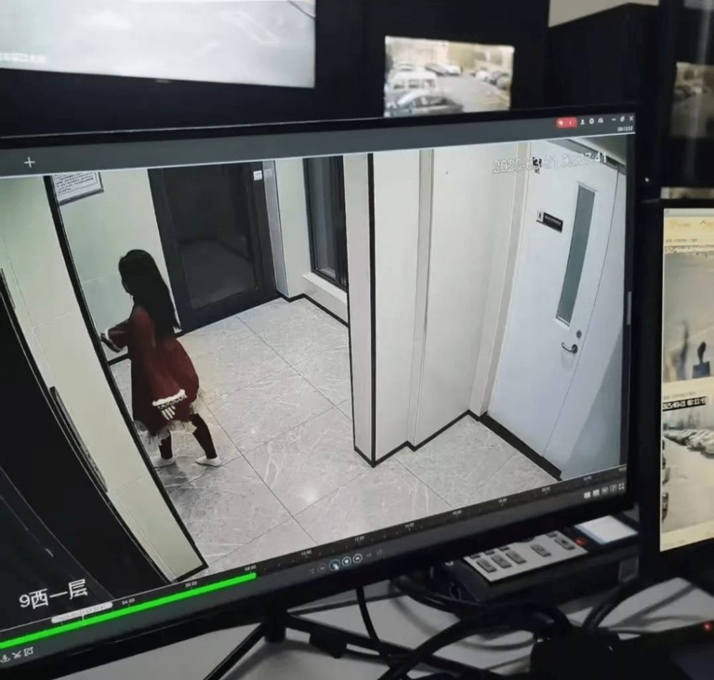 刘摩西失踪当日不穿鞋搭电梯离开住处。 笑圈少女@微博.png 刘摩西失踪当日不穿鞋搭电梯离开住处。 笑圈少女@微博.png