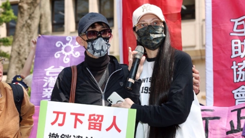 陆配刘振亚日前遭“移民署”处分十日内需出境,亚亚与“台湾国际家庭互助协会”25日至“内政部”抗议。 陆配刘振亚日前遭“移民署”处分十日内需出境,亚亚与“台湾国际家庭互助协会”25日至“内政部”抗议。