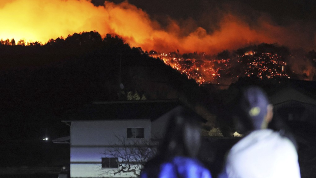 爱媛县山林大火持续延烧。 爱媛县山林大火持续延烧。
