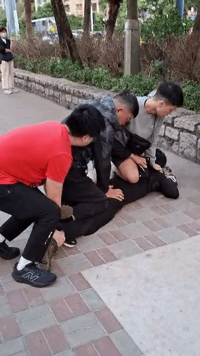 周永恒被制服后,警员为其锁上手铐,然而周永恒一度缩手没有配合。 网上片段 周永恒被制服后,警员为其锁上手铐,然而周永恒一度缩手没有配合。 网上片段