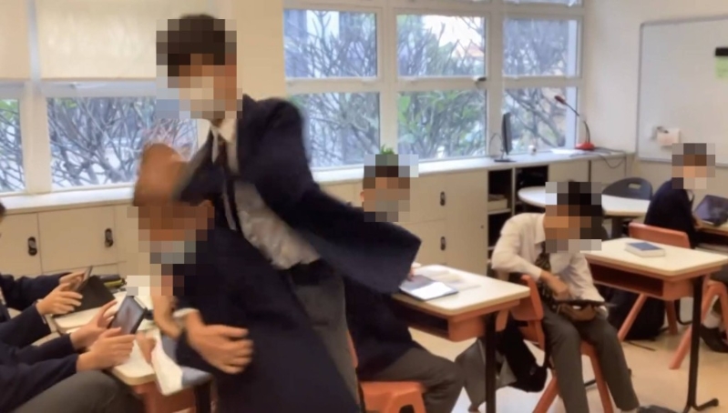 击打头部。 击打头部。