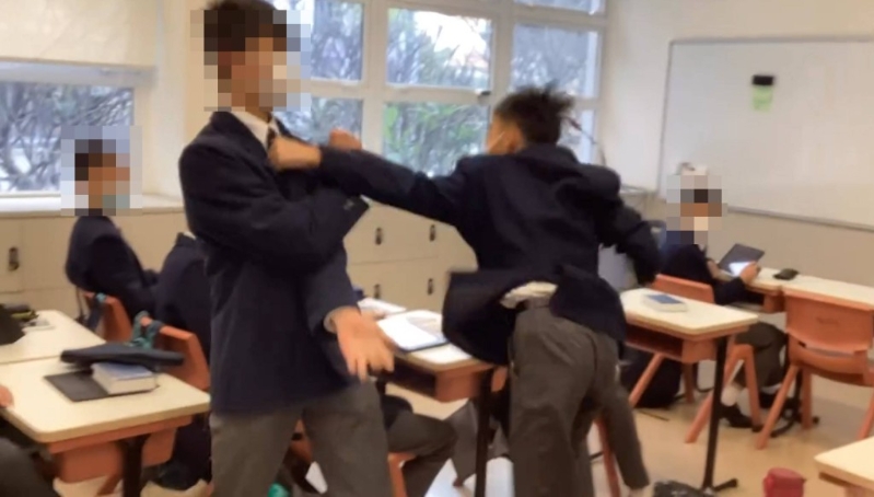 扭作一团。 扭作一团。