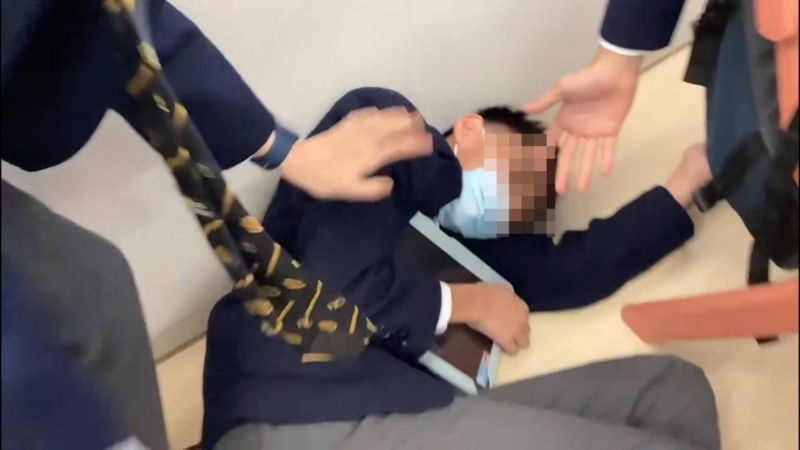 影片传来哭声。 影片传来哭声。