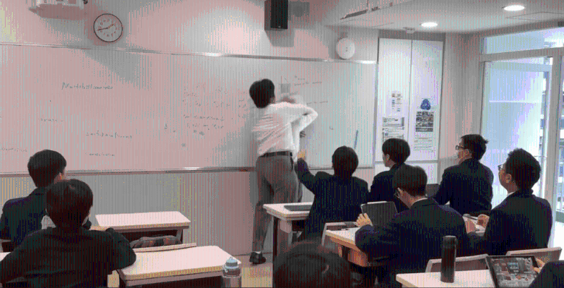 痛击头部。 痛击头部。