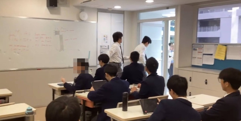 疑似老师路经课室未有留意事件。 疑似老师路经课室未有留意事件。