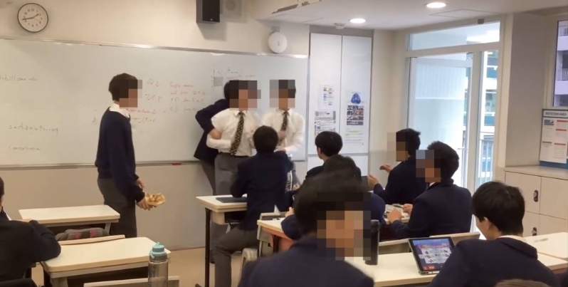 同学劝架。 同学劝架。