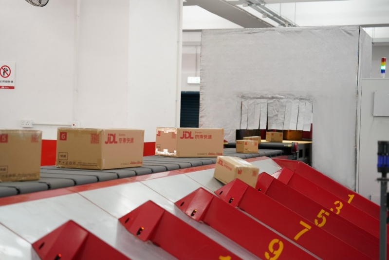 柴湾的京东快递港岛运营中心本周一(24日)已正式投入营运。 柴湾的京东快递港岛运营中心本周一(24日)已正式投入营运。