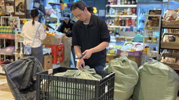 多区集运自提点近期经常爆满,货件一袋袋摆满店内、甚至摆出店门外。 多区集运自提点近期经常爆满,货件一袋袋摆满店内、甚至摆出店门外。