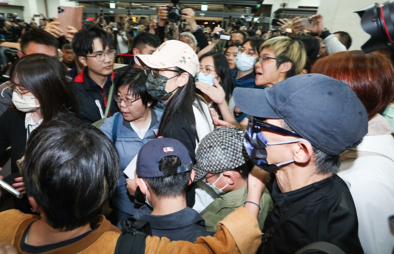 陆配网红刘振亚「亚亚」(中戴白帽者)因公开宣传武统,遭内政部移民署废止其依亲居留许可,并要求她最迟需于25日深夜离境,否则将面临强制遣返。25日晚间,亚亚与孩子及老公现身松山机场在航空公司柜台办理手续,将搭乘晚间20时45分厦门航空的班机前往福州。 陆配网红刘振亚「亚亚」(中戴白帽者)因公开宣传武统,遭内政部移民署废止其依亲居留许可,并要求她最迟需于25日深夜离境,否则将面临强制遣返。25日晚间,亚亚与孩子及老公现身松山机场在航空公司柜台办理手续,将搭乘晚间20时45分厦门航空的班机前往福州。