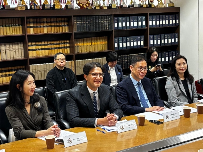 左起:副主席薛日华资深大律师、主席毛乐礼资深大律师、前主席杜淦堃资深大律师、执委会委员何淑瑛大律师。.jpg 左起:副主席薛日华资深大律师、主席毛乐礼资深大律师、前主席杜淦堃资深大律师、执委会委员何淑瑛大律师。.jpg