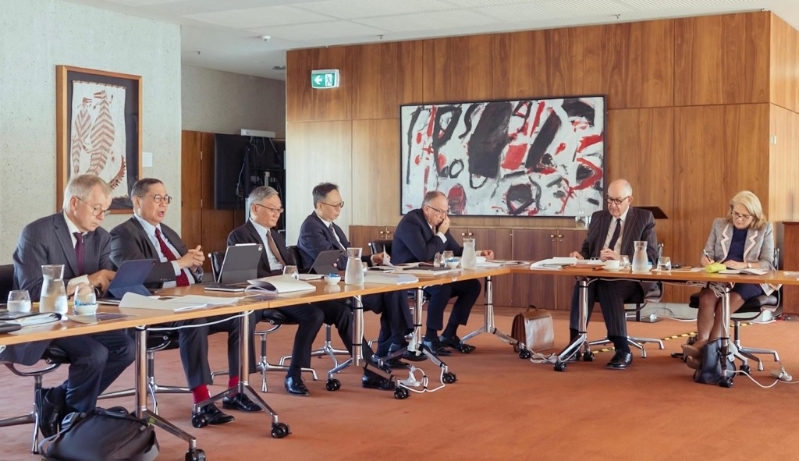 终审法院常任法官李义(左二)以《司法公开、独立裁决与生成式人工智能的司法应用》为题作演讲。 政府新闻处 终审法院常任法官李义(左二)以《司法公开、独立裁决与生成式人工智能的司法应用》为题作演讲。 政府新闻处