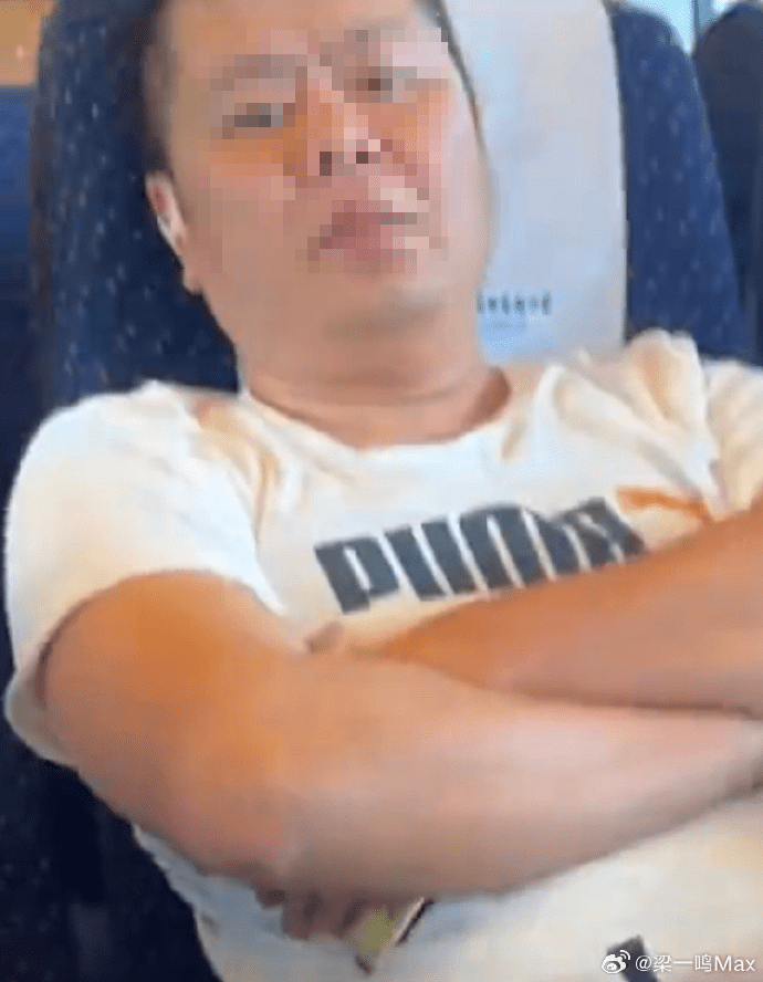 在高铁上除鞋将脚放座位上的男子。 在高铁上除鞋将脚放座位上的男子。