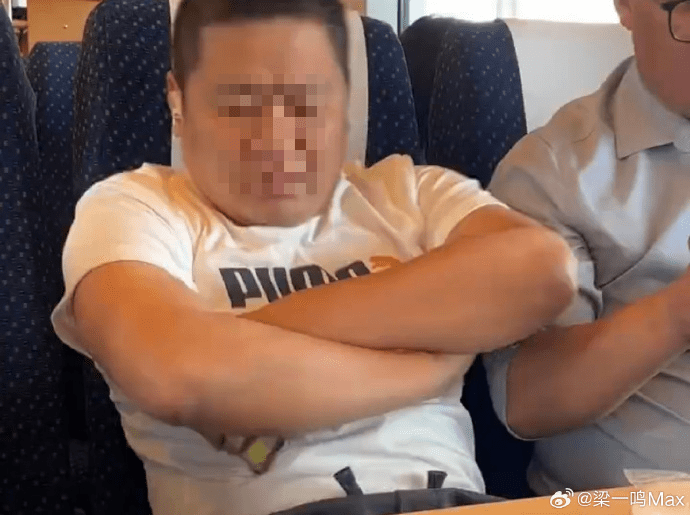 男子双手交叉抱于胸前。 男子双手交叉抱于胸前。