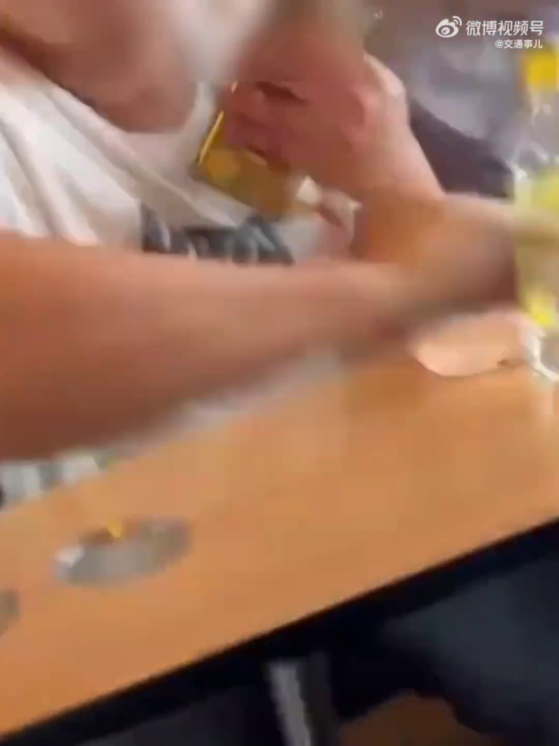 拍摄影片的女生被男子动手打了。 拍摄影片的女生被男子动手打了。