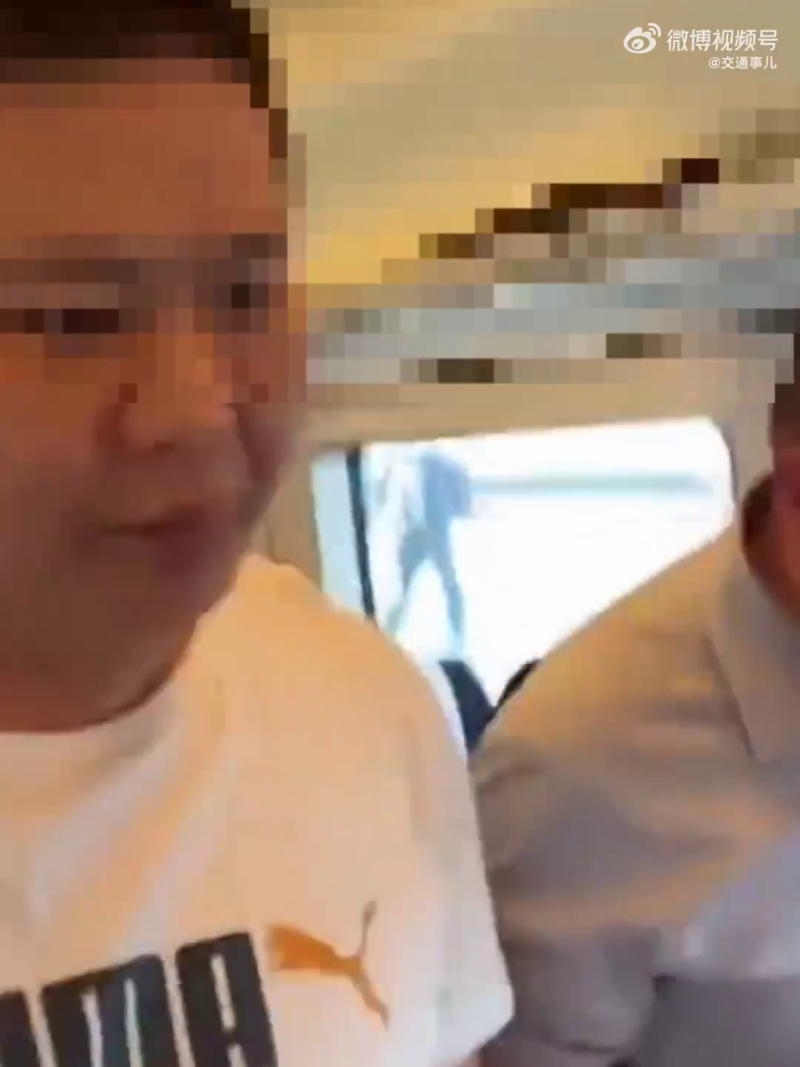 男子离开座位疑到站下车。 男子离开座位疑到站下车。