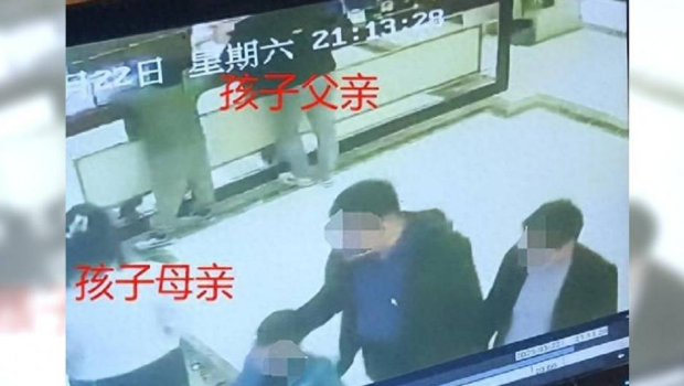 男童父母调阅监视器,发现儿子被2名黑衣人带走,其中一人还搂着孩子的脖子,疑似遭到绑架。 男童父母调阅监视器,发现儿子被2名黑衣人带走,其中一人还搂着孩子的脖子,疑似遭到绑架。
