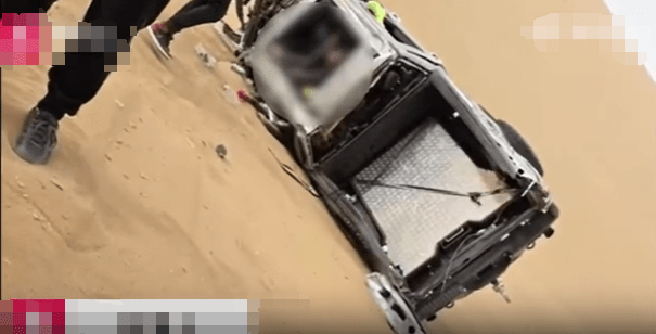 内蒙古越野车沙漠自驾侧翻3死1伤。 内蒙古越野车沙漠自驾侧翻3死1伤。