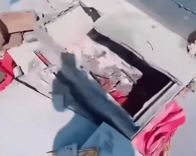 合肥村民公墓遭砸骨灰被抛洒。 合肥村民公墓遭砸骨灰被抛洒。