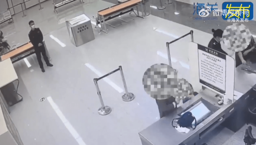 两旅客入境时被查。 两旅客入境时被查。