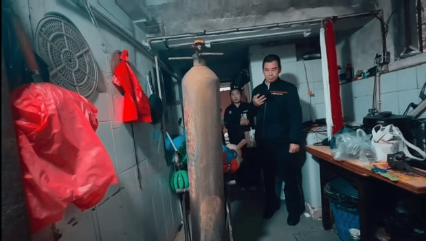 深圳龙岗区有居民在住所内自制氢气。 深圳龙岗区有居民在住所内自制氢气。