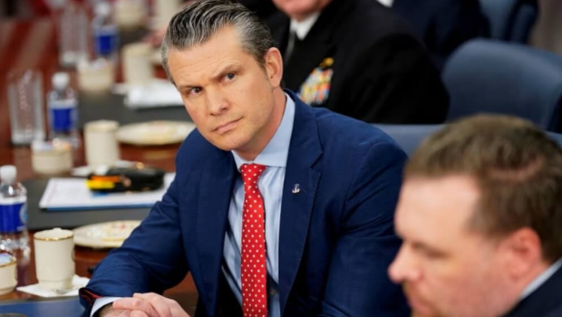 美国国防部长赫格塞思(后)。路透社 美国国防部长赫格塞思(后)。路透社