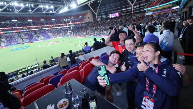 李家超一边喝啤酒、一边与其他人一起享受赛事,形容气氛更胜过往。 李家超一边喝啤酒、一边与其他人一起享受赛事,形容气氛更胜过往。