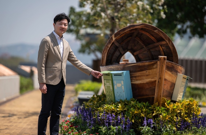 曾咀纪念花园设有木雕“渡船”,船身挂有多个“思念信箱”,供市民向先人表达思念。 曾咀纪念花园设有木雕“渡船”,船身挂有多个“思念信箱”,供市民向先人表达思念。
