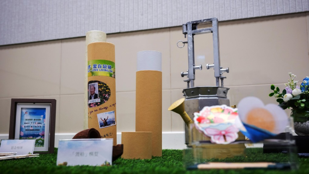 食环署免费提供一次性撒灰器,市民可写下对亡者的思念和祝福。 食环署免费提供一次性撒灰器,市民可写下对亡者的思念和祝福。