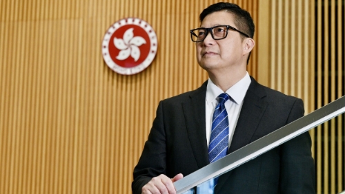 邓炳强说维护国家安全是保安局和所有纪律部队其中一项重要责任,会继续加强在情报、执法、宣传教育方面的工作。 邓炳强说维护国家安全是保安局和所有纪律部队其中一项重要责任,会继续加强在情报、执法、宣传教育方面的工作。