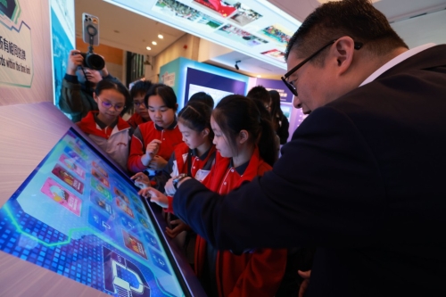 学生在国家安全展览厅参观“全民国家安全教育日”专题展览,邓炳强亦抽空到场。 学生在国家安全展览厅参观“全民国家安全教育日”专题展览,邓炳强亦抽空到场。