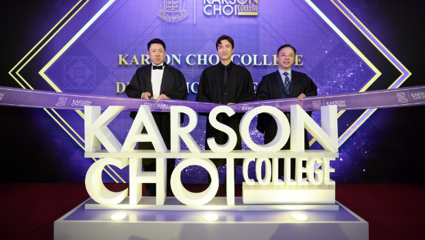 港大为感谢蔡加讚(中)慷慨捐助,于学院礼堂举行铭谢礼,港大校长张翔(右)及院长孔繁毅(左)一同主礼。 港大为感谢蔡加讚(中)慷慨捐助,于学院礼堂举行铭谢礼,港大校长张翔(右)及院长孔繁毅(左)一同主礼。