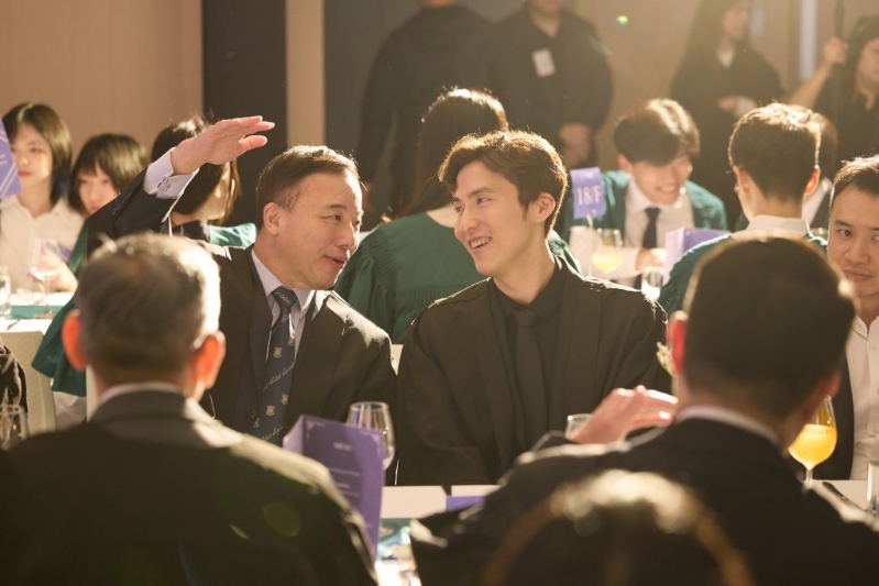 铭谢礼后,学院特别举办高桌晚宴。蔡加讚与张翔言谈甚欢。 铭谢礼后,学院特别举办高桌晚宴。蔡加讚与张翔言谈甚欢。