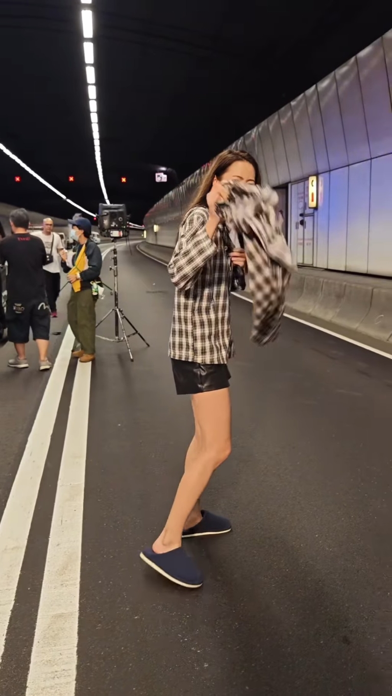 刘颖镟现身隧道开工。 刘颖镟现身隧道开工。