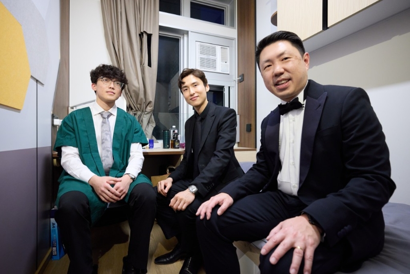 蔡加讚(中)及孔繁毅(右)到宿舍了解学生住宿环境。 蔡加讚(中)及孔繁毅(右)到宿舍了解学生住宿环境。