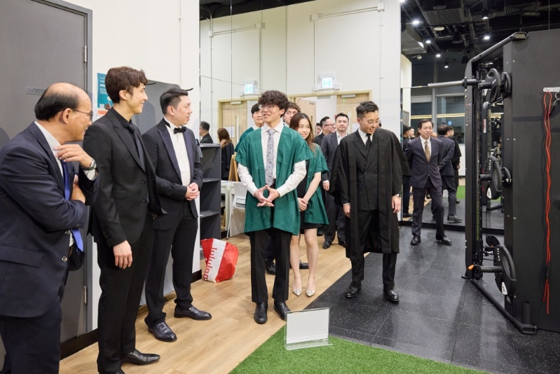 学生向嘉宾介绍健身室设施。 学生向嘉宾介绍健身室设施。