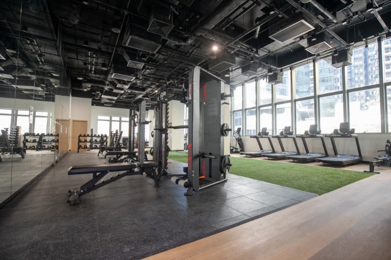 学院设有健身室,空间宽敞。 学院设有健身室,空间宽敞。