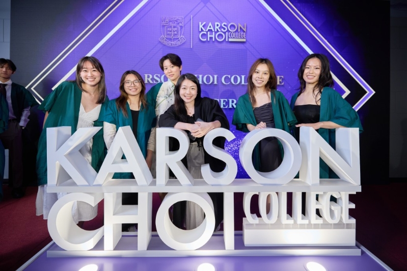 蔡加讚学院正式启航,不少学生趁机打卡留念。 蔡加讚学院正式启航,不少学生趁机打卡留念。