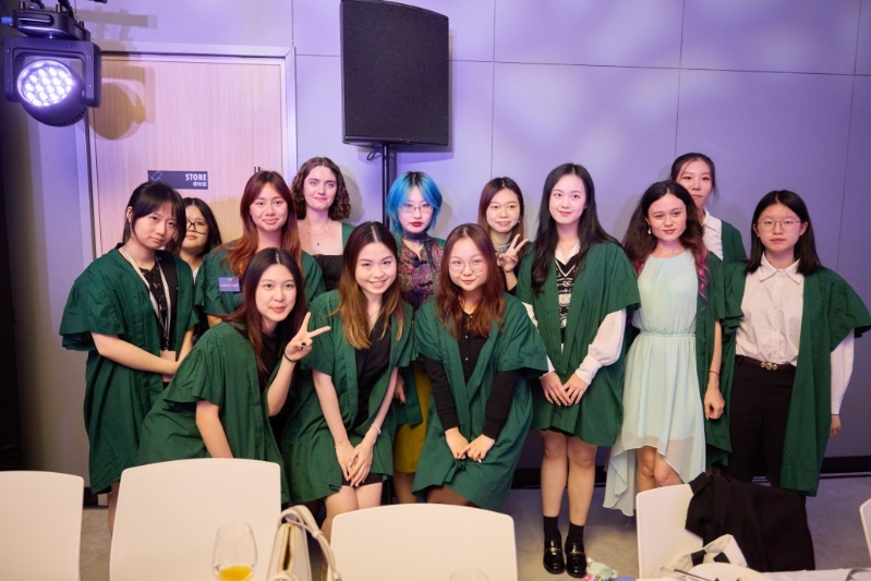 典礼后学院特别举办高桌晚宴,本地及海外生共聚一堂。 典礼后学院特别举办高桌晚宴,本地及海外生共聚一堂。