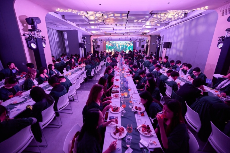 典礼后学院特别举办高桌晚宴,座无虚席。 典礼后学院特别举办高桌晚宴,座无虚席。