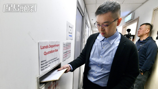 华懋集团代表提交意向书。 华懋集团代表提交意向书。