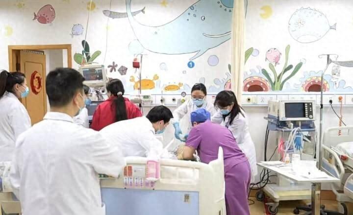 食奶酪棒被鲠到窒息的2岁童,送院急救无效身亡。极目新闻 食奶酪棒被鲠到窒息的2岁童,送院急救无效身亡。极目新闻